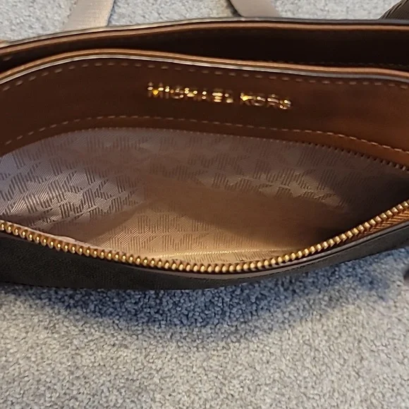 Michael Kors authentic crossbody - Picture 2 of 4